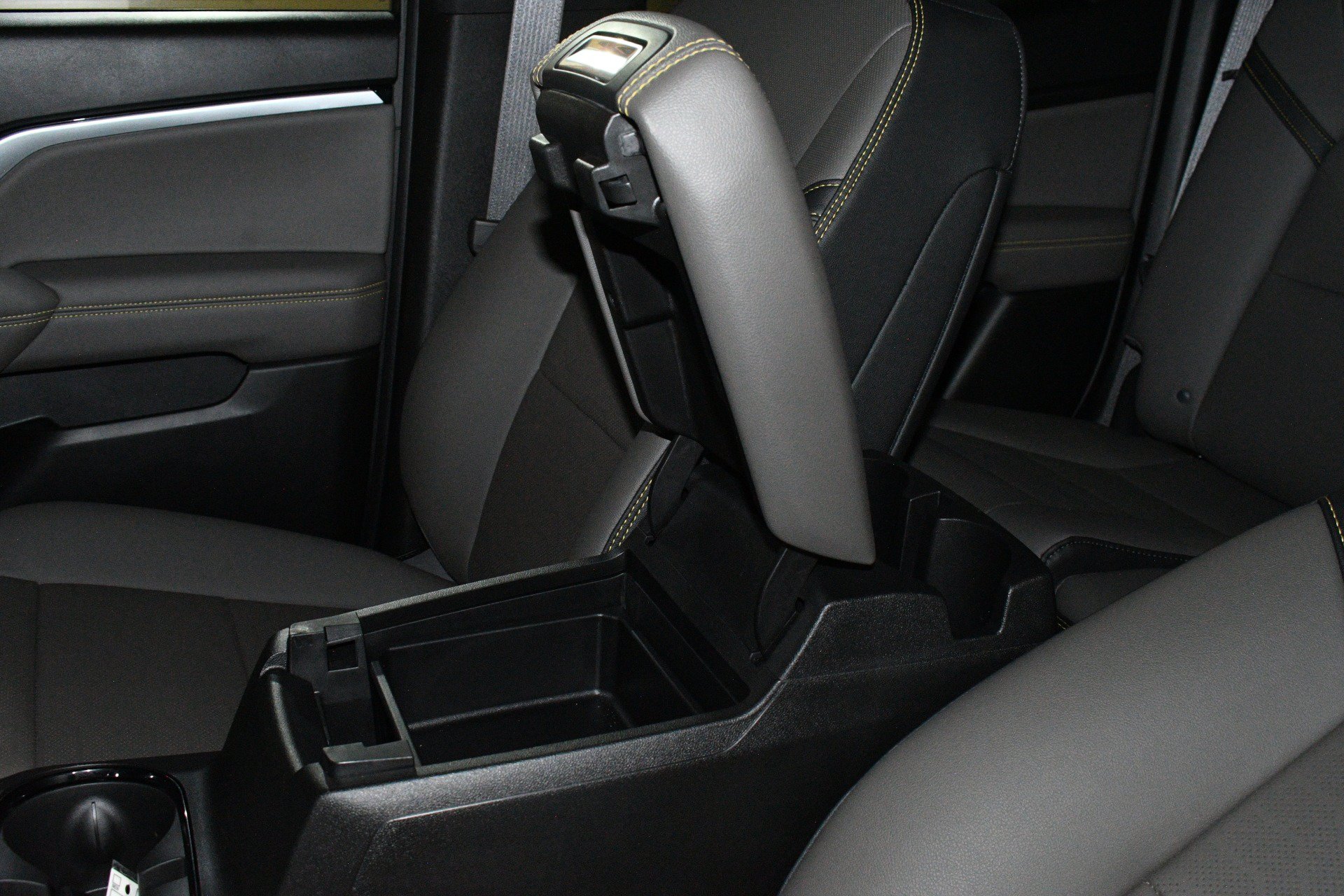 Used 2025 Chevrolet Colorado ZR2 w/ Technology Package AWD/4WD image 40