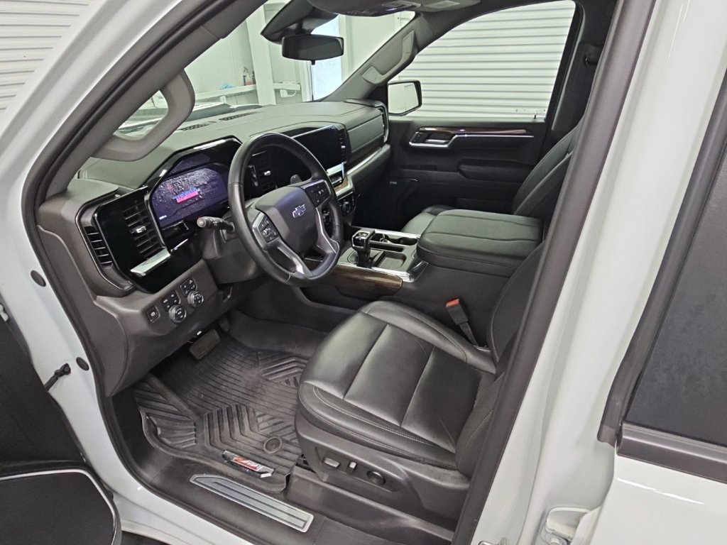 Used 2024 Chevrolet Silverado 1500 LT Trail Boss w/ LT Trail Boss Premium Package AWD/4WD image 11