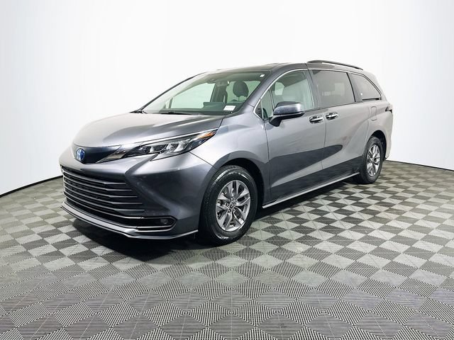 Certified 2025 Toyota Sienna XLE FWD image 4