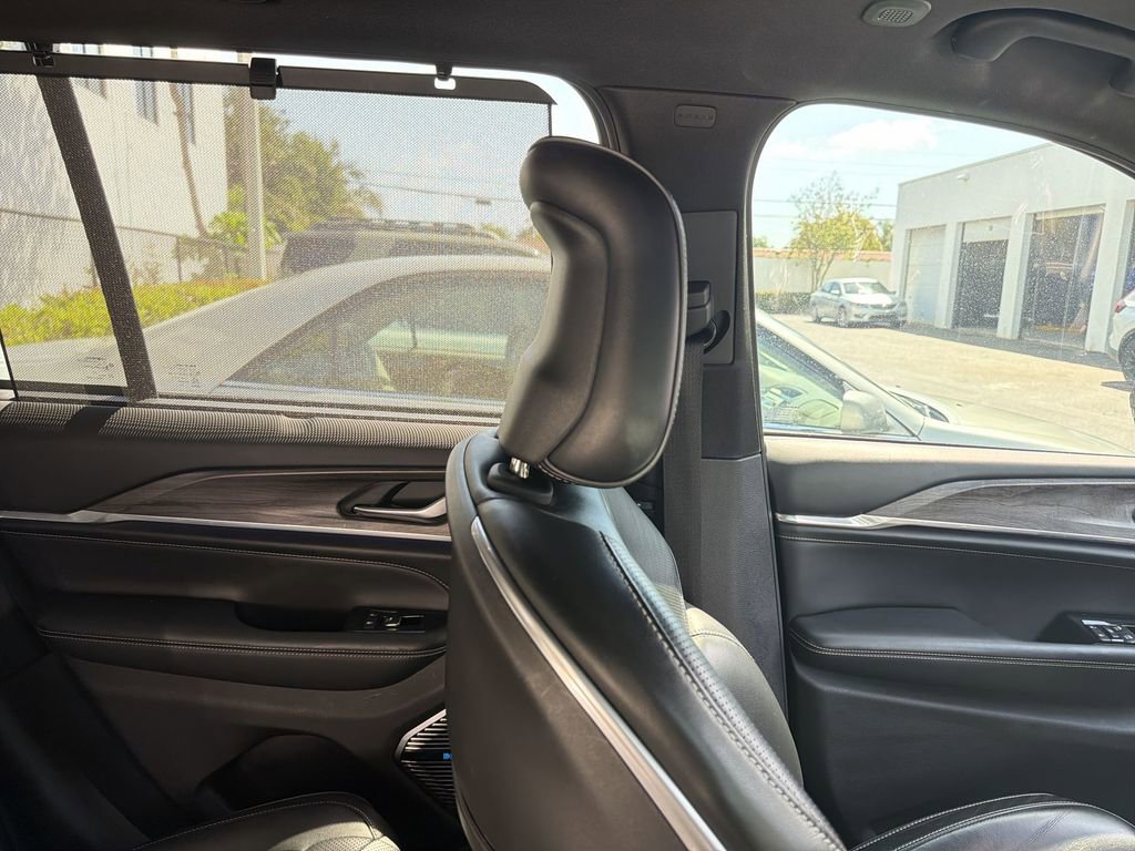 Used 2022 Jeep Grand Cherokee Overland w/ Advanced Protech Group III image 16