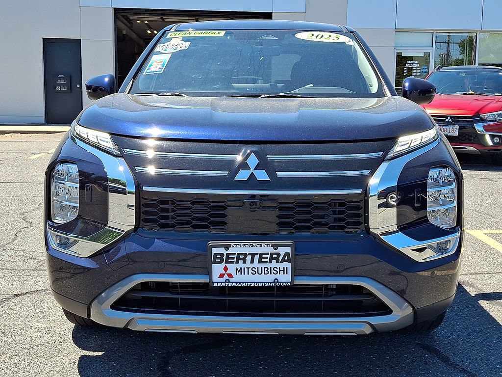 Used 2025 Mitsubishi Outlander SE AWD/4WD image 2