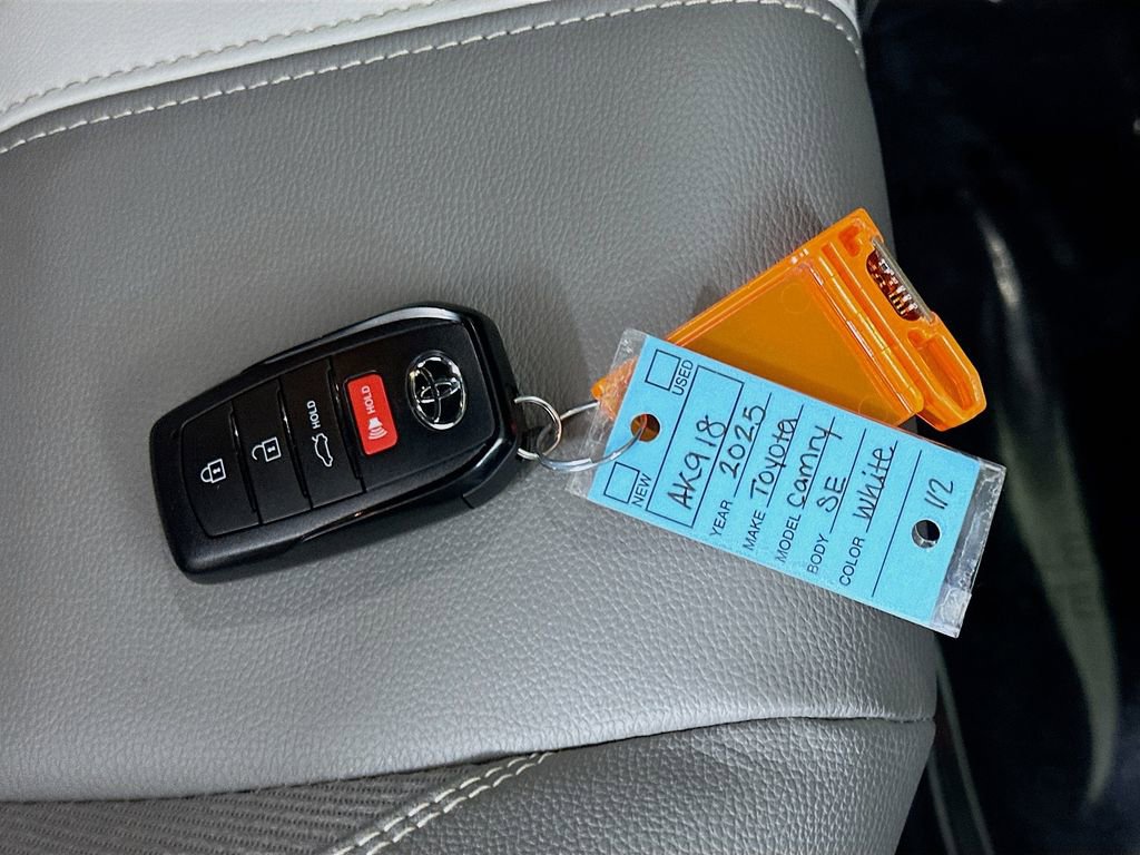 Used 2025 Toyota Camry SE w/ Convenience Package image 25