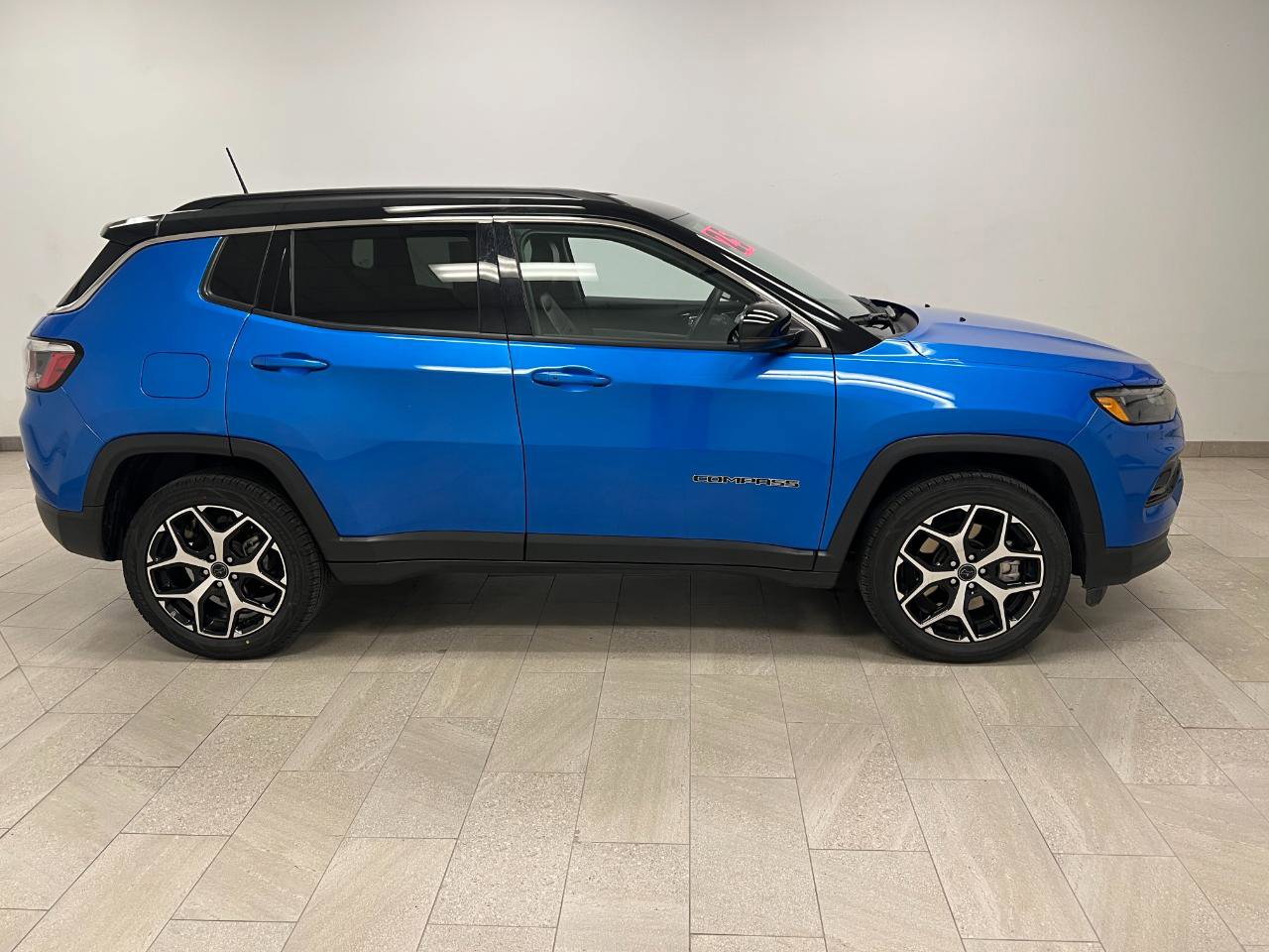Used 2025 Jeep Compass Limited AWD/4WD image 10