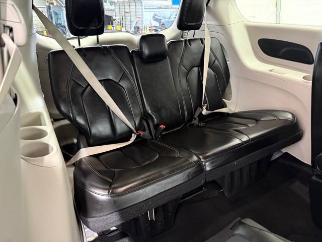 Used 2023 Chrysler Pacifica Touring-L image 30