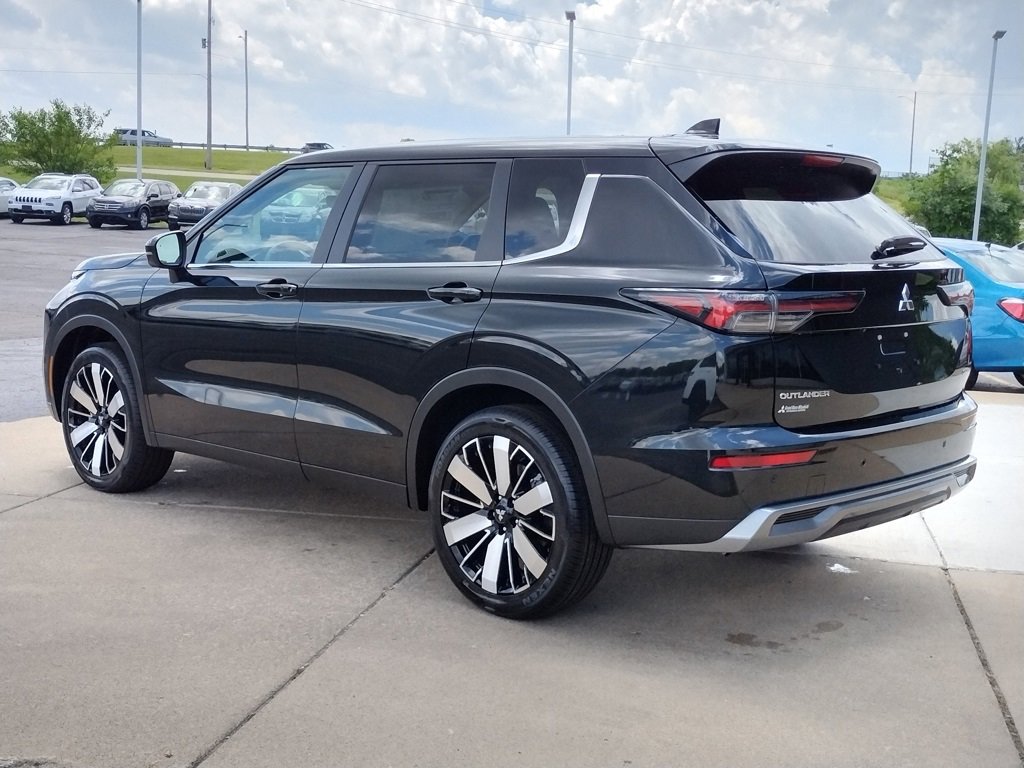 New 2025 Mitsubishi Outlander SE image 19