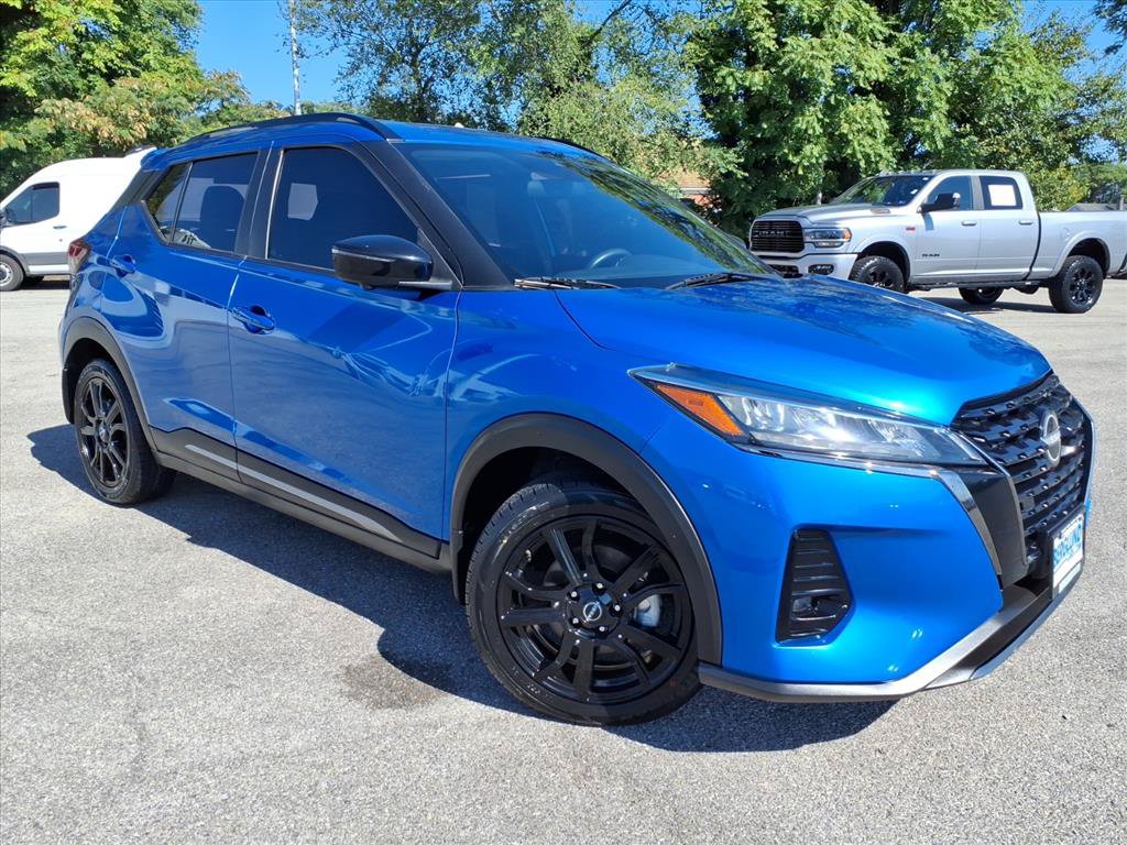 Used 2023 Nissan Kicks SR w/ SR Premium Package FWD image 2