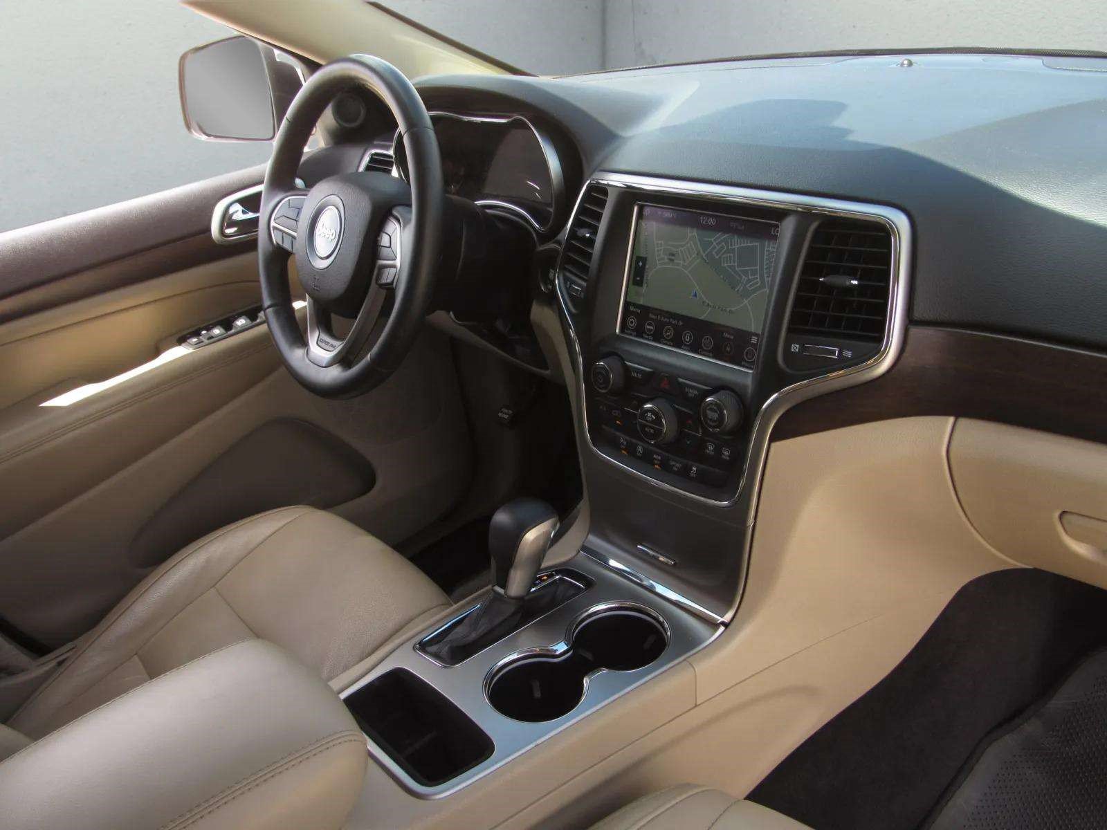 Used 2018 Jeep Grand Cherokee Laredo RWD image 9
