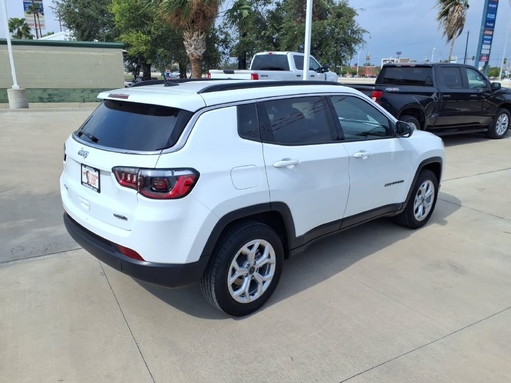 Used 2025 Jeep Compass Latitude AWD/4WD image 5