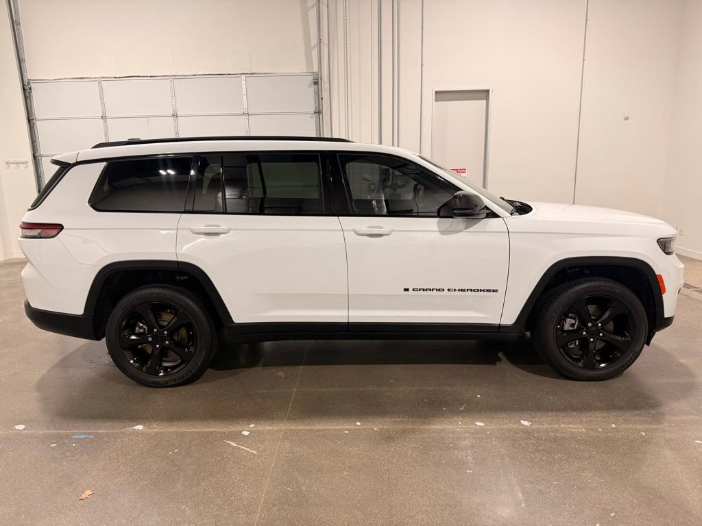 Used 2022 Jeep Grand Cherokee L Laredo image 4