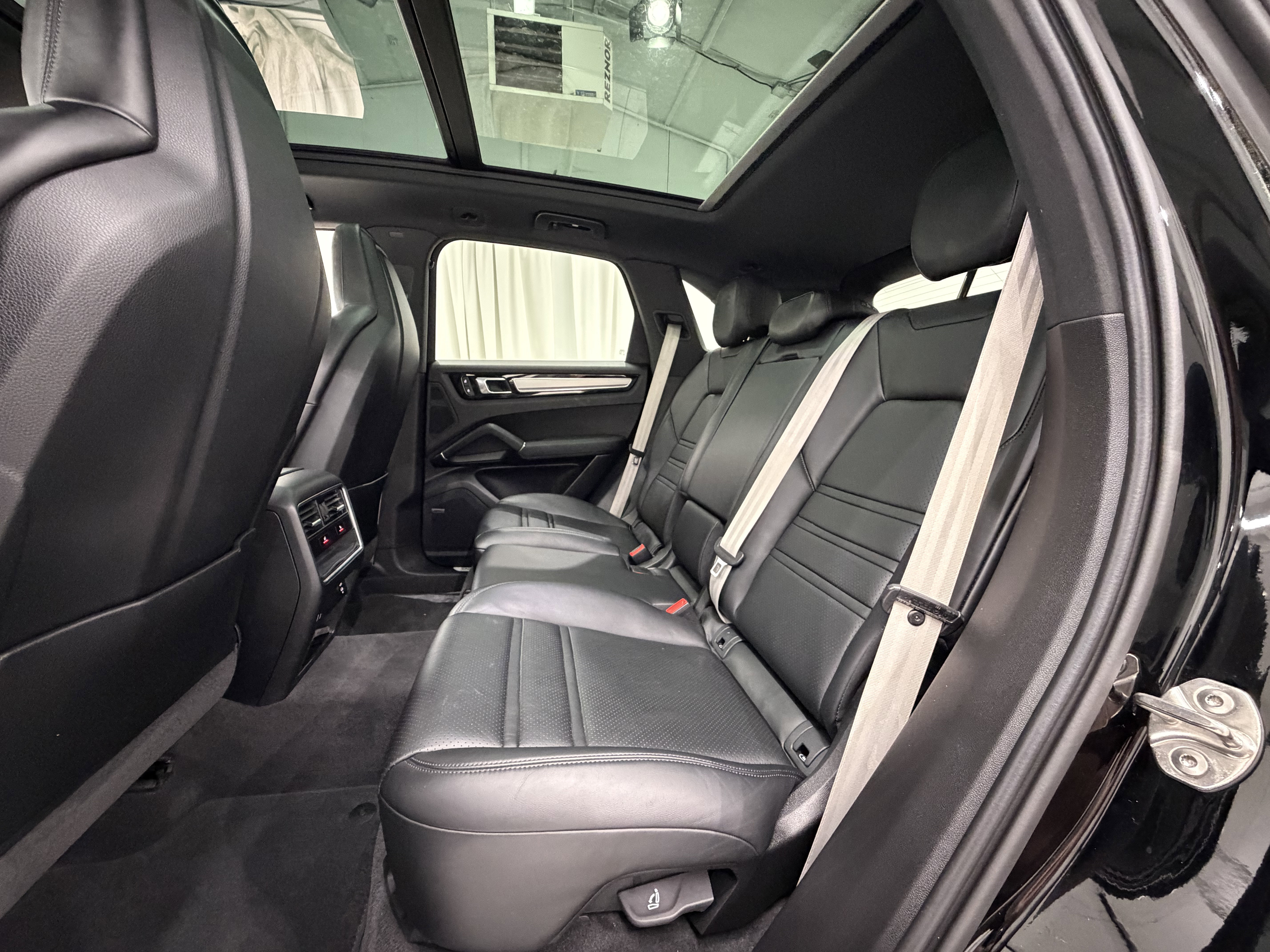 Certified 2023 Porsche Cayenne Platinum Edition image 21