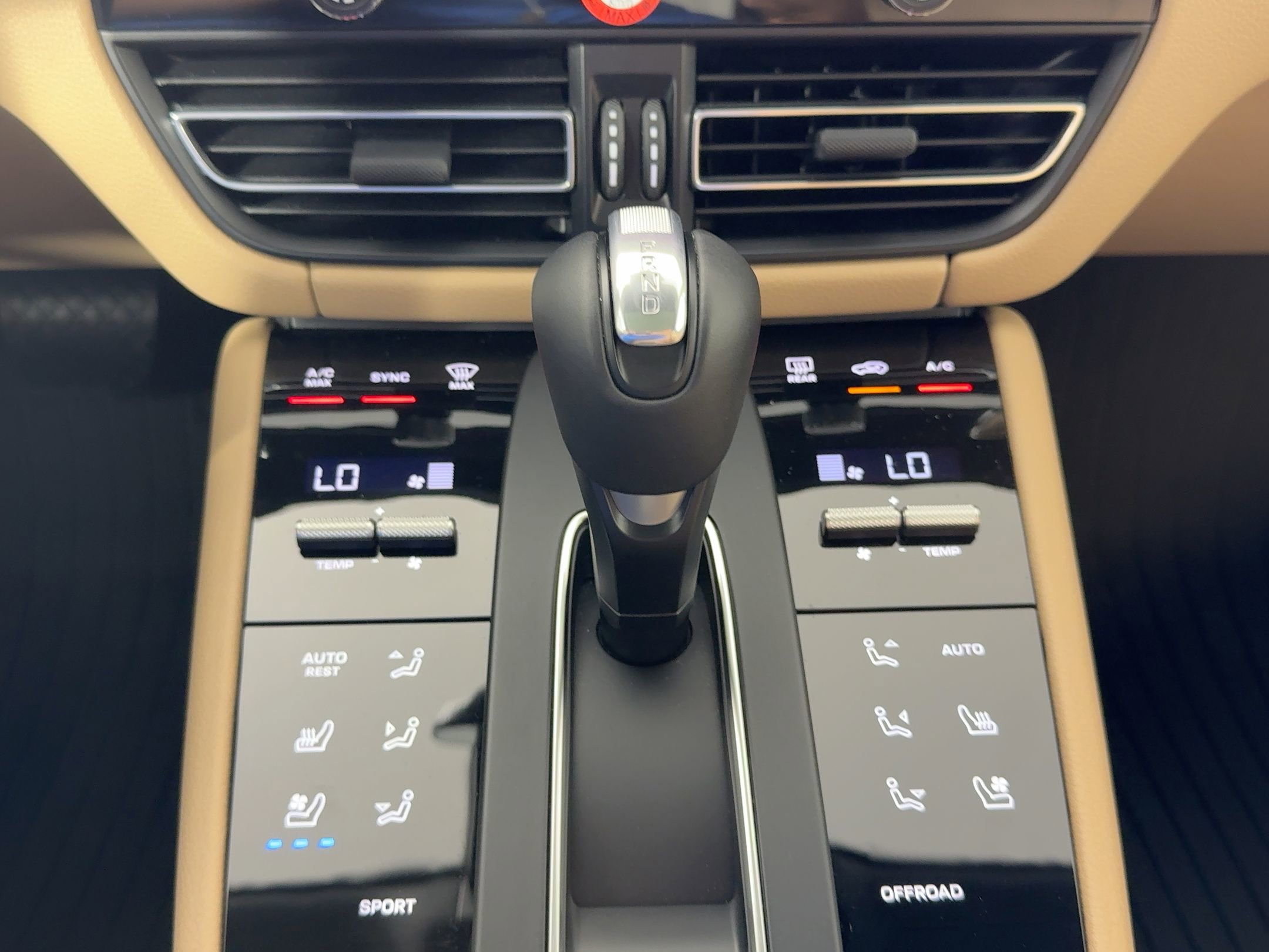 Certified 2025 Porsche Macan image 18