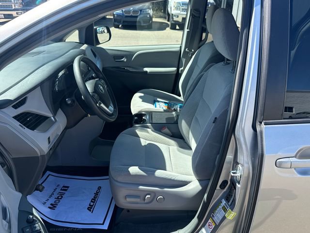 Used 2018 Toyota Sienna LE w/ Carpet Mat Package FWD image 9