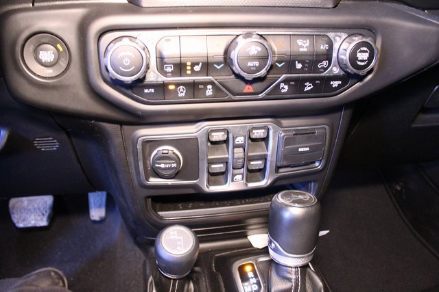 Used 2018 Jeep Wrangler Unlimited Sahara w/ Uconnect 4C Nav & Sound Group image 18