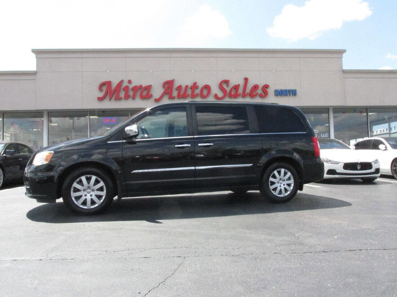 Used 2012 Chrysler Town & Country Touring-L w/ Driver Convenience Group FWD image 3