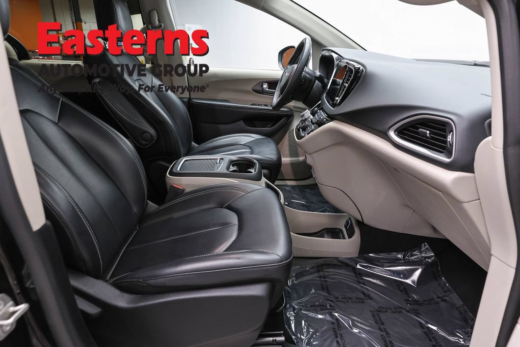 Used 2023 Chrysler Pacifica Touring-L FWD image 26