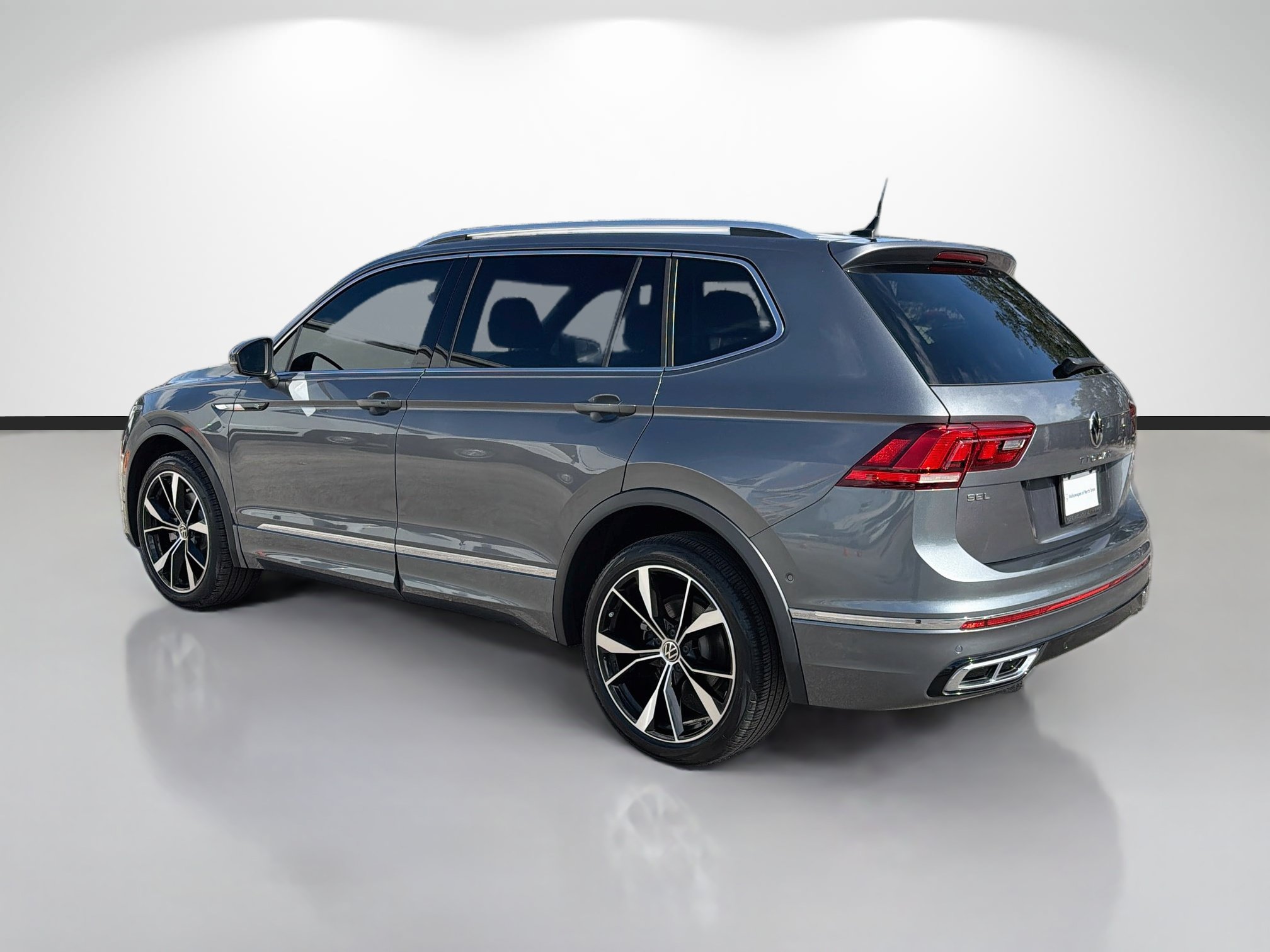 Used 2024 Volkswagen Tiguan SEL R-Line AWD/4WD image 5