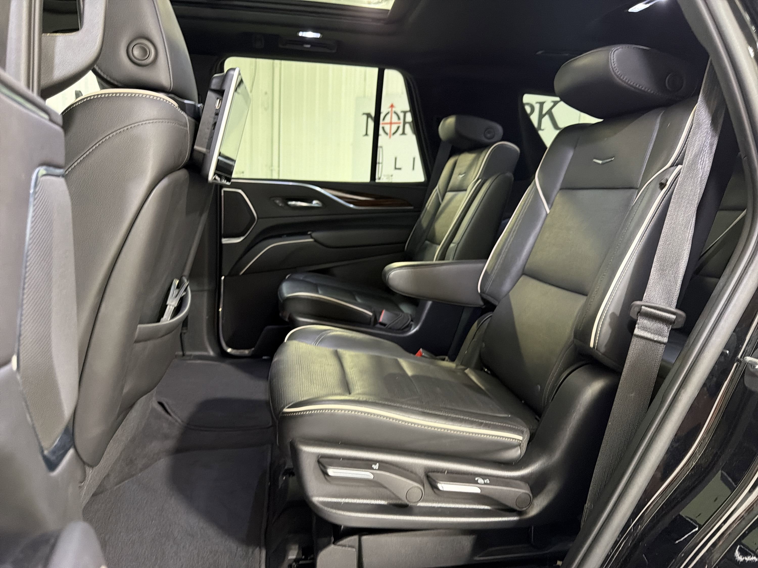 Used 2022 Cadillac Escalade Premium Luxury RWD image 25
