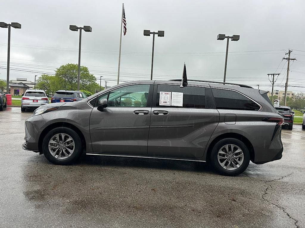 Certified 2023 Toyota Sienna LE AWD/4WD image 2