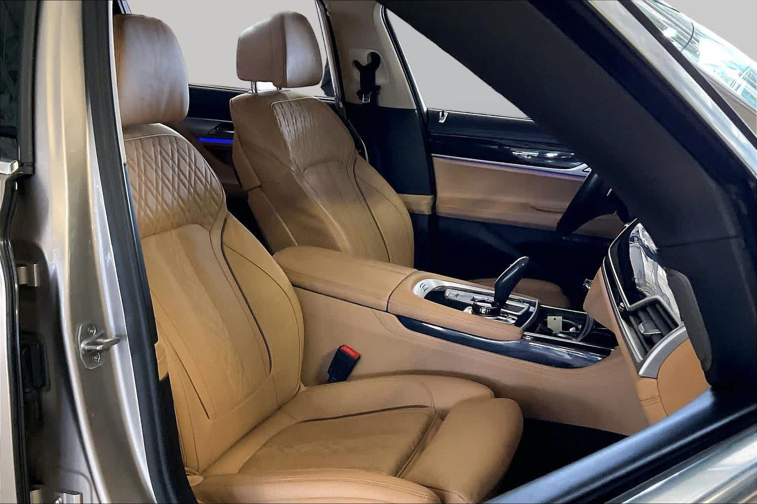 Used 2022 BMW 740i w/ Luxury Rear Seating Package RWD image 8