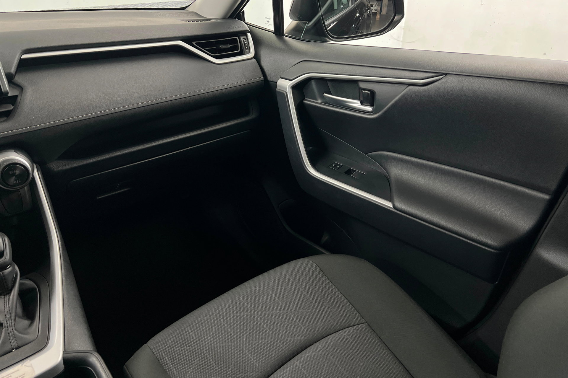 Used 2025 Toyota RAV4 XLE AWD/4WD image 11