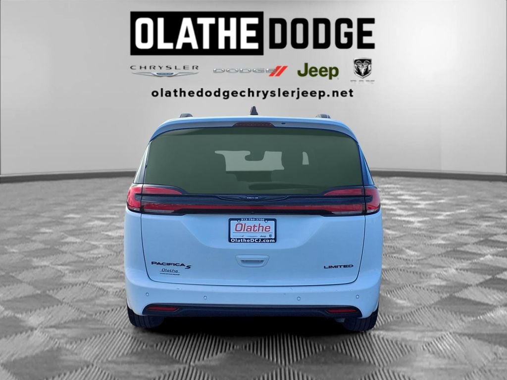 Certified 2025 Chrysler Pacifica Limited image 29