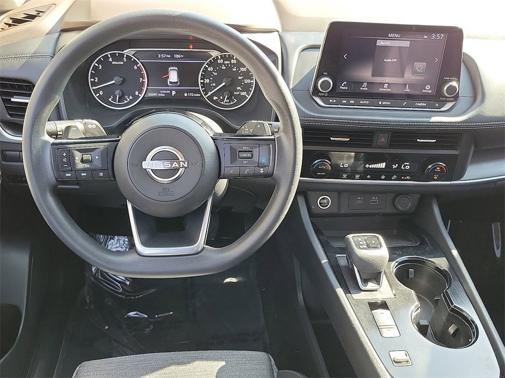 Used 2023 Nissan Rogue SV image 3