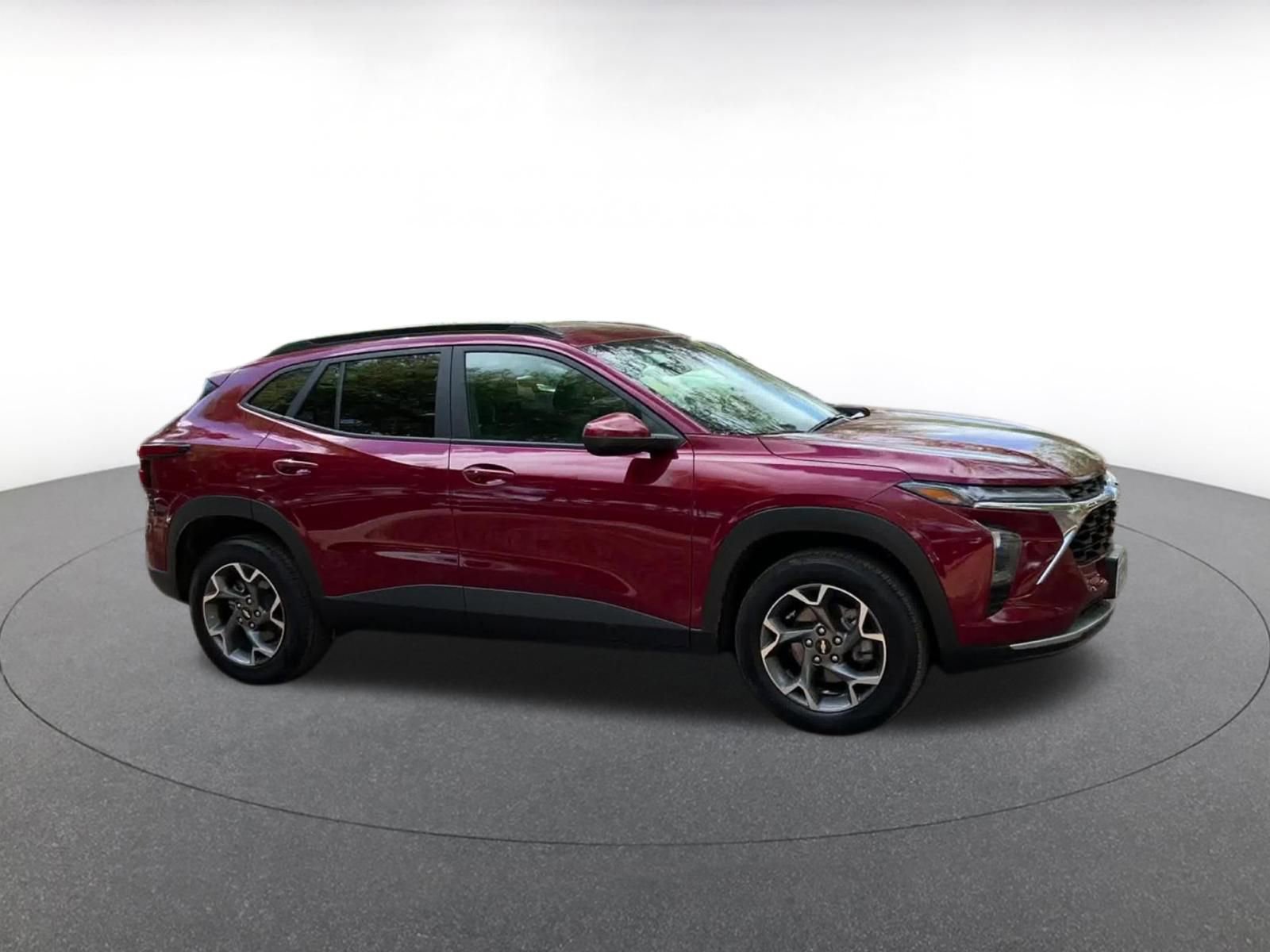 Used 2025 Chevrolet Trax LT w/ LT Convenience Package image 2