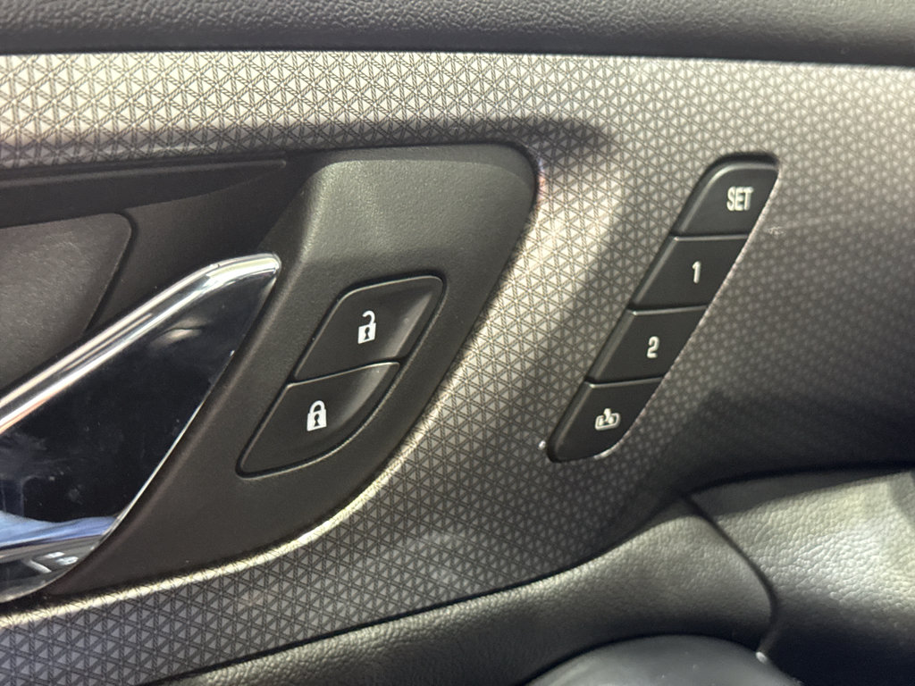 Used 2023 Chevrolet Traverse Premier image 35