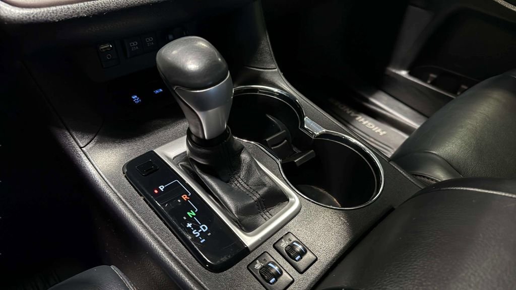 Used 2017 Toyota Highlander XLE AWD/4WD image 32