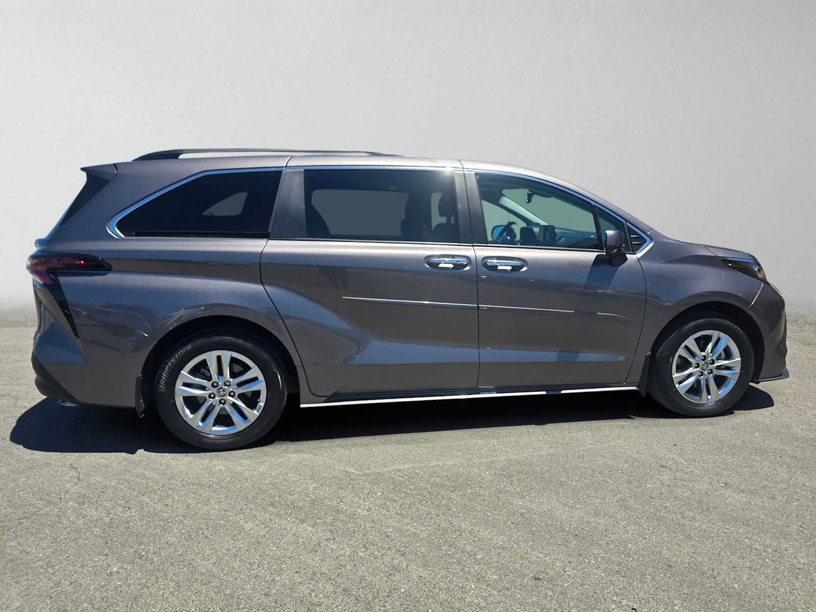 Used 2023 Toyota Sienna XLE w/ XLE Plus Package FWD image 2