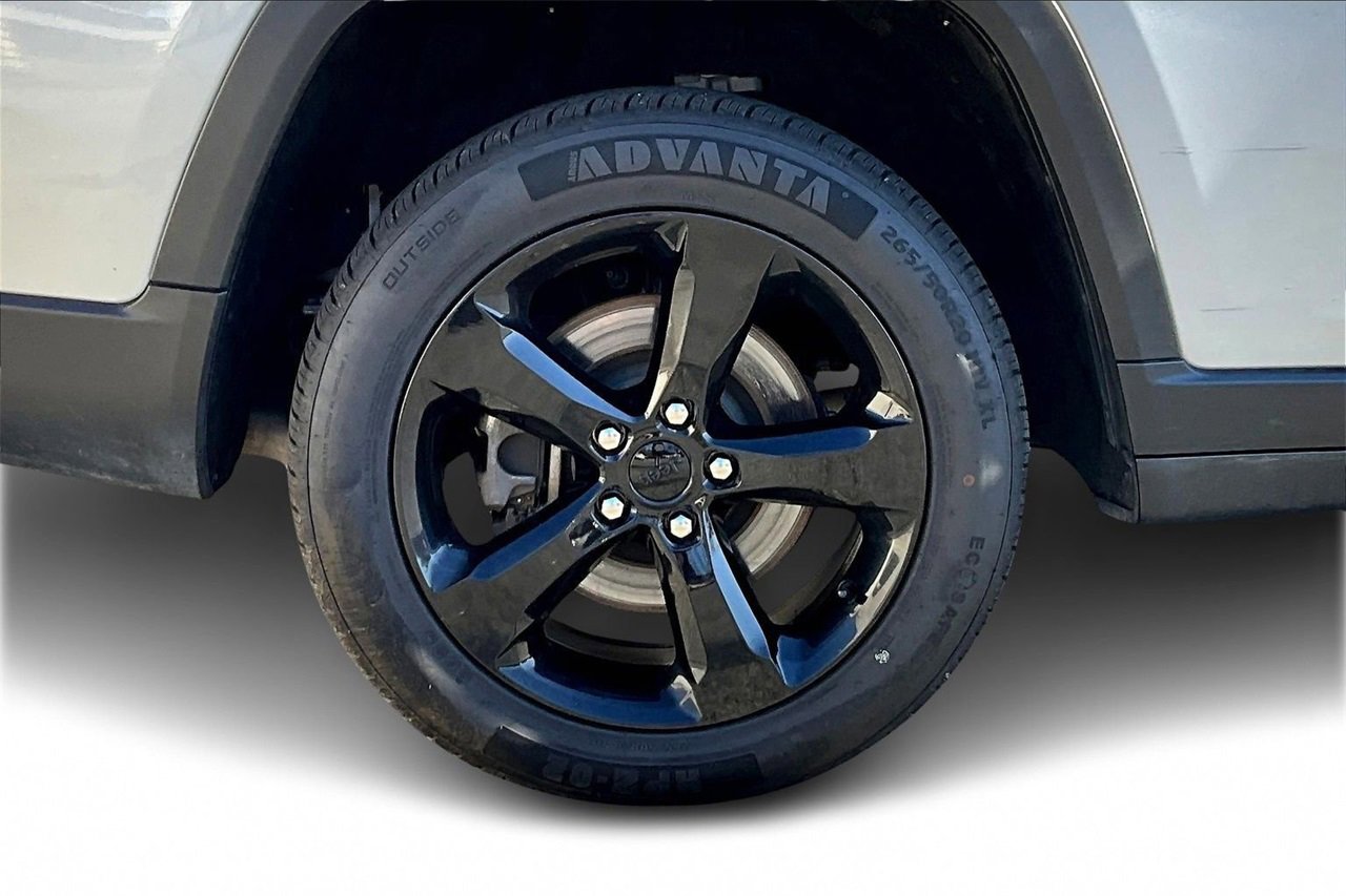 Used 2023 Jeep Grand Cherokee L Laredo image 34