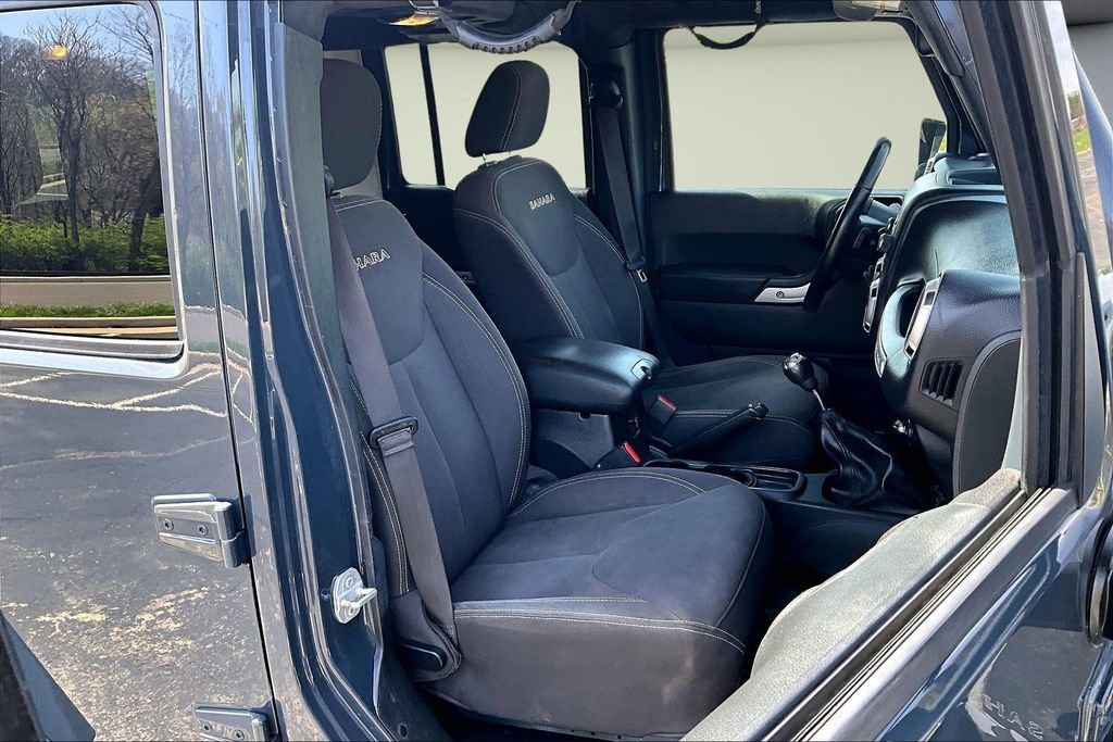 Used 2017 Jeep Wrangler Unlimited Sahara w/ Connectivity Group image 28