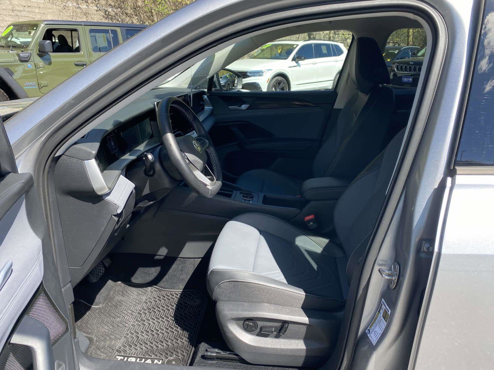 Certified 2025 Volkswagen Tiguan SE AWD/4WD image 10