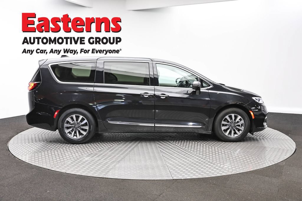Used 2023 Chrysler Pacifica Limited FWD image 4