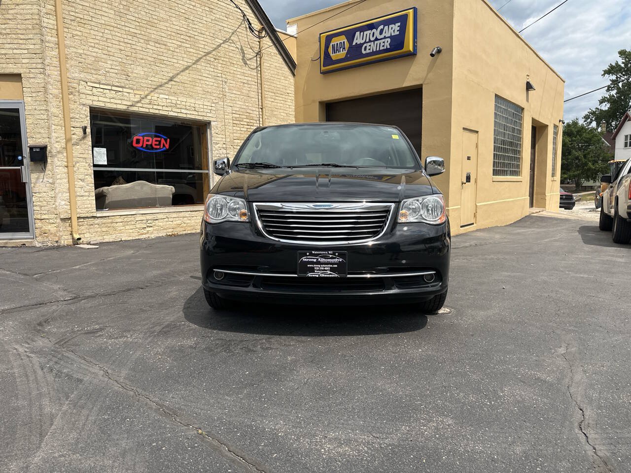 Used 2015 Chrysler Town & Country Touring-L w/ Driver Convenience Group FWD image 6