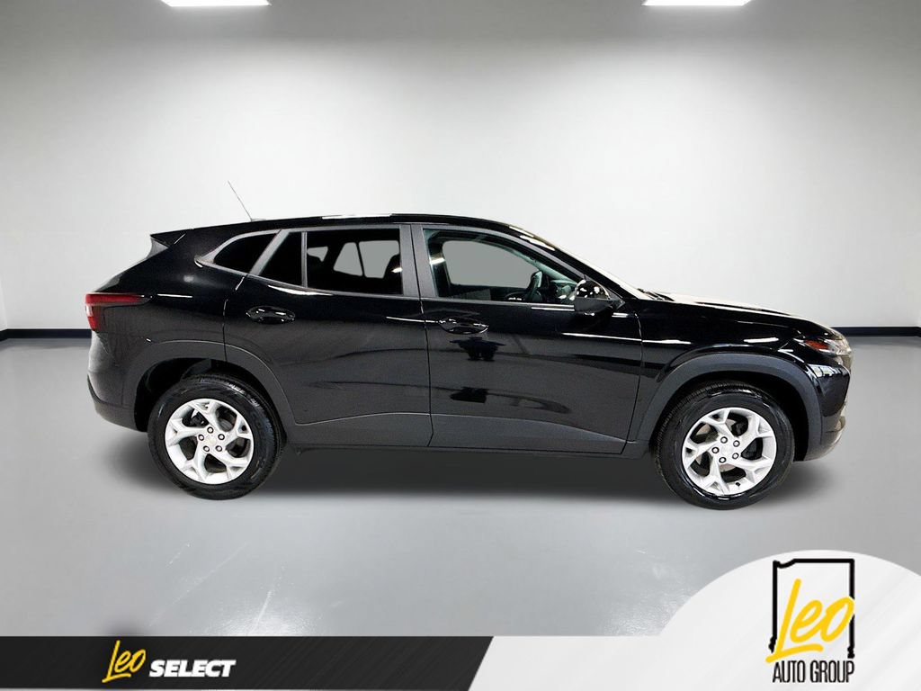 Used 2024 Chevrolet Trax LS w/ LS Convenience Package FWD image 6