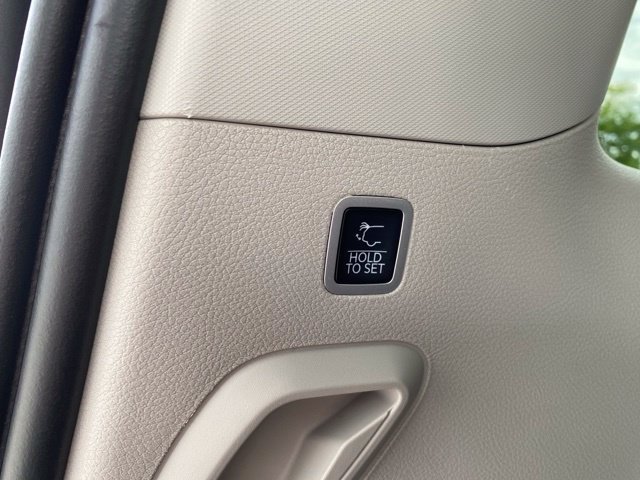 Used 2024 Jeep Wagoneer Series III w/ Premium Group I AWD/4WD image 8