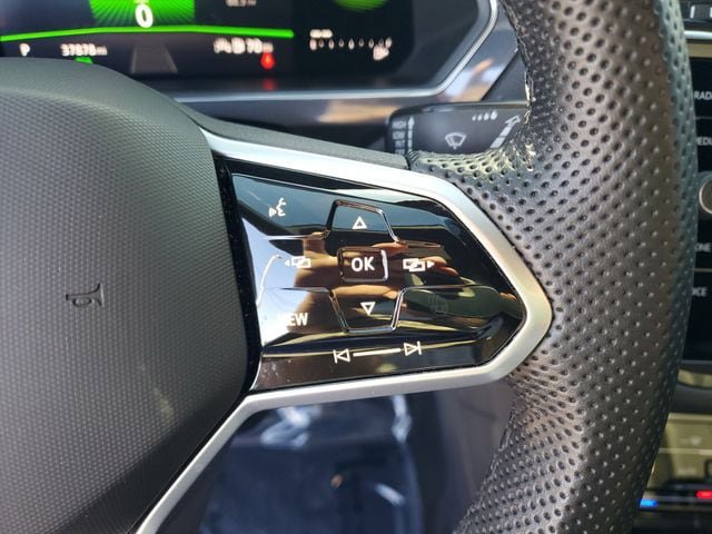 Certified 2023 Volkswagen Tiguan SE R-Line FWD image 18