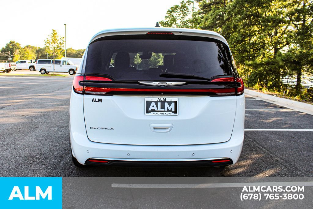 Used 2023 Chrysler Pacifica Touring-L FWD image 10