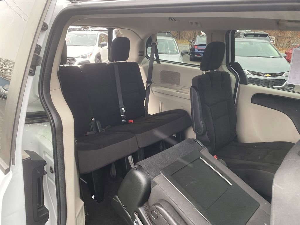 Used 2018 Dodge Grand Caravan SE w/ UConnect Hands-Free Group image 27
