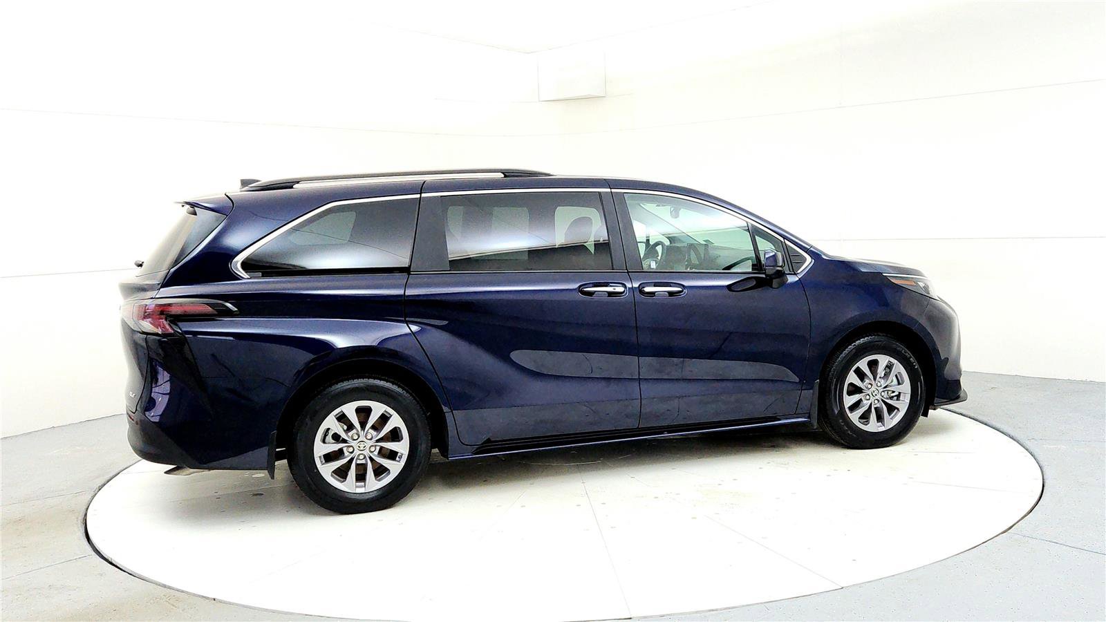 Used 2025 Toyota Sienna XLE image 6