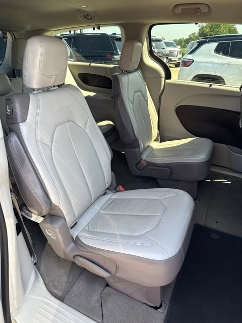 Used 2017 Chrysler Pacifica Touring-L Plus FWD image 17