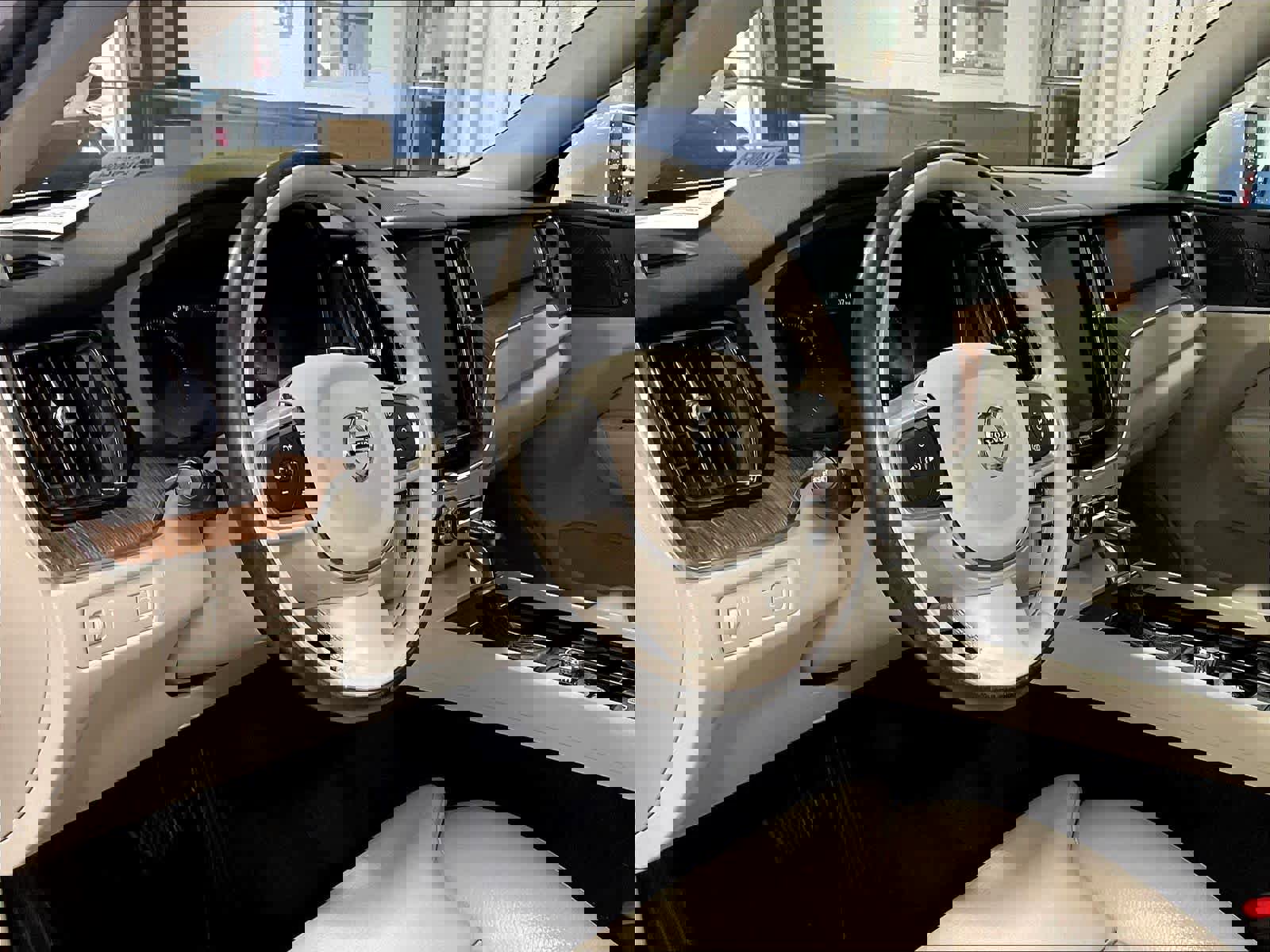 Used 2019 Volvo XC60 T6 Momentum w/ Multimedia Package image 8