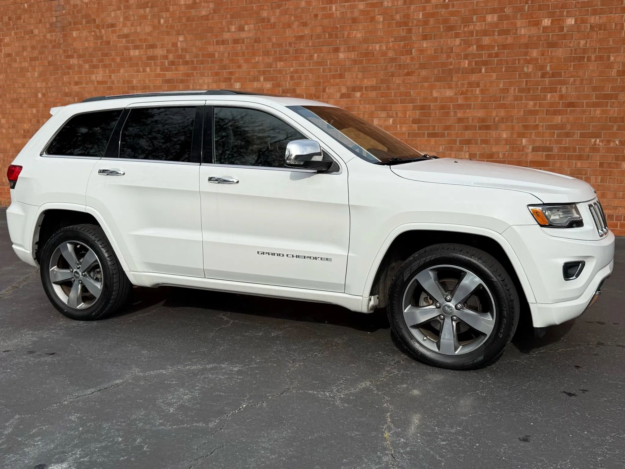 Used 2015 Jeep Grand Cherokee Overland w/ Advanced Technology Group image 13