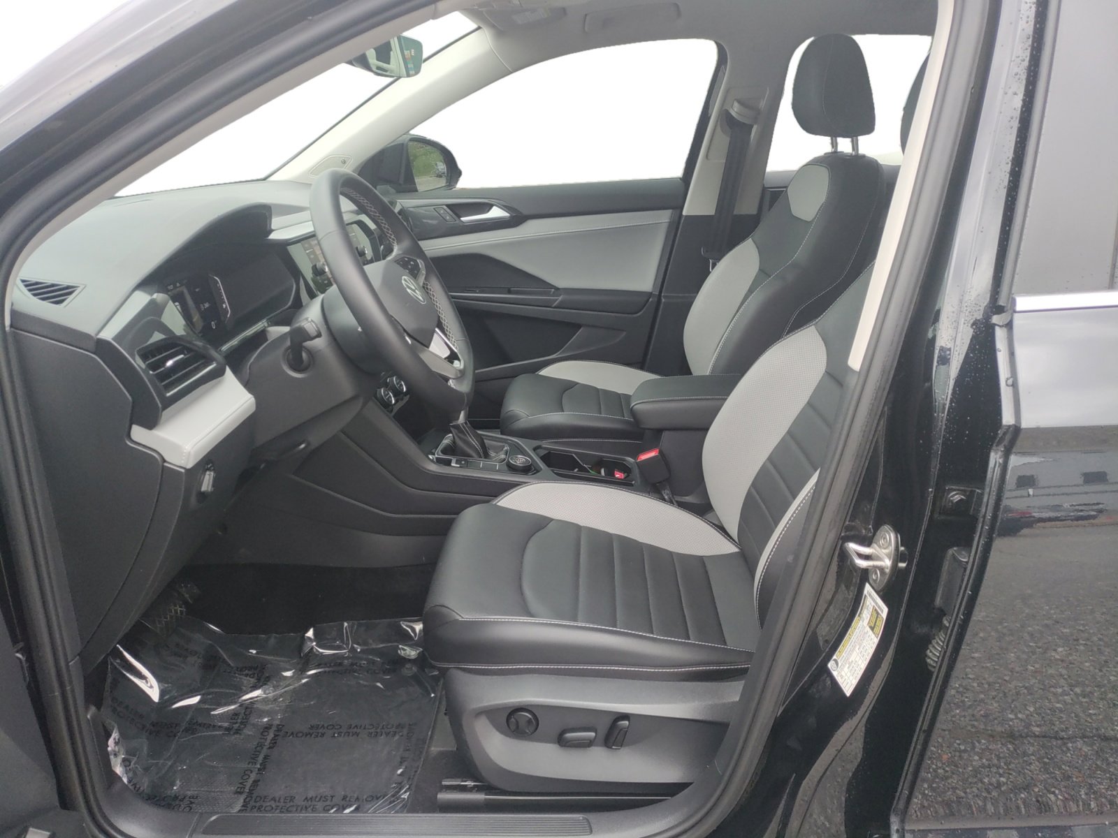 Certified 2022 Volkswagen Taos SEL w/ Panoramic Sunroof Package image 2