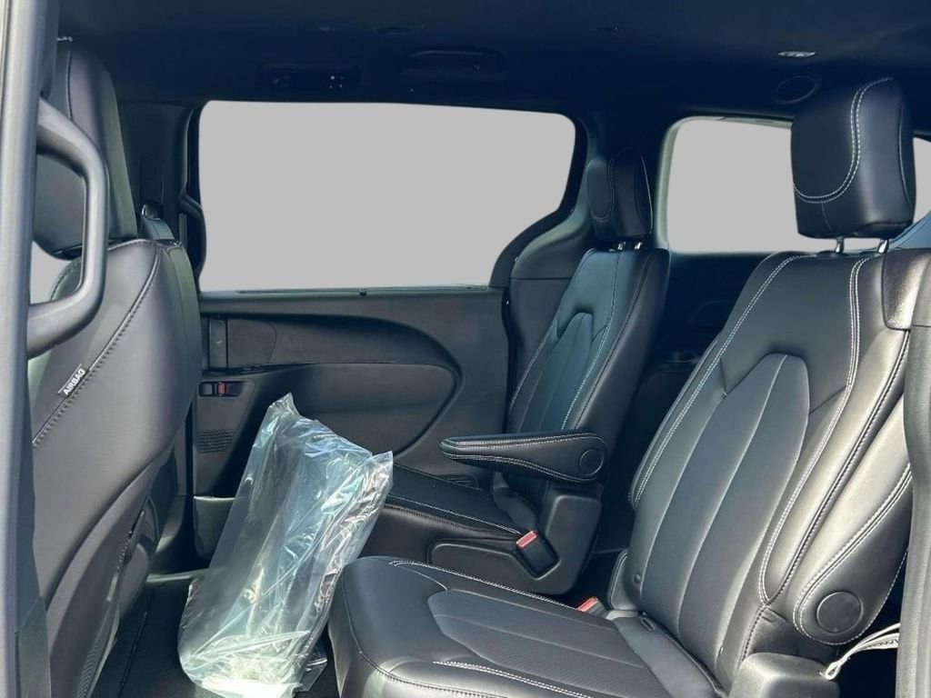 New 2026 Chrysler Pacifica Select AWD/4WD image 5