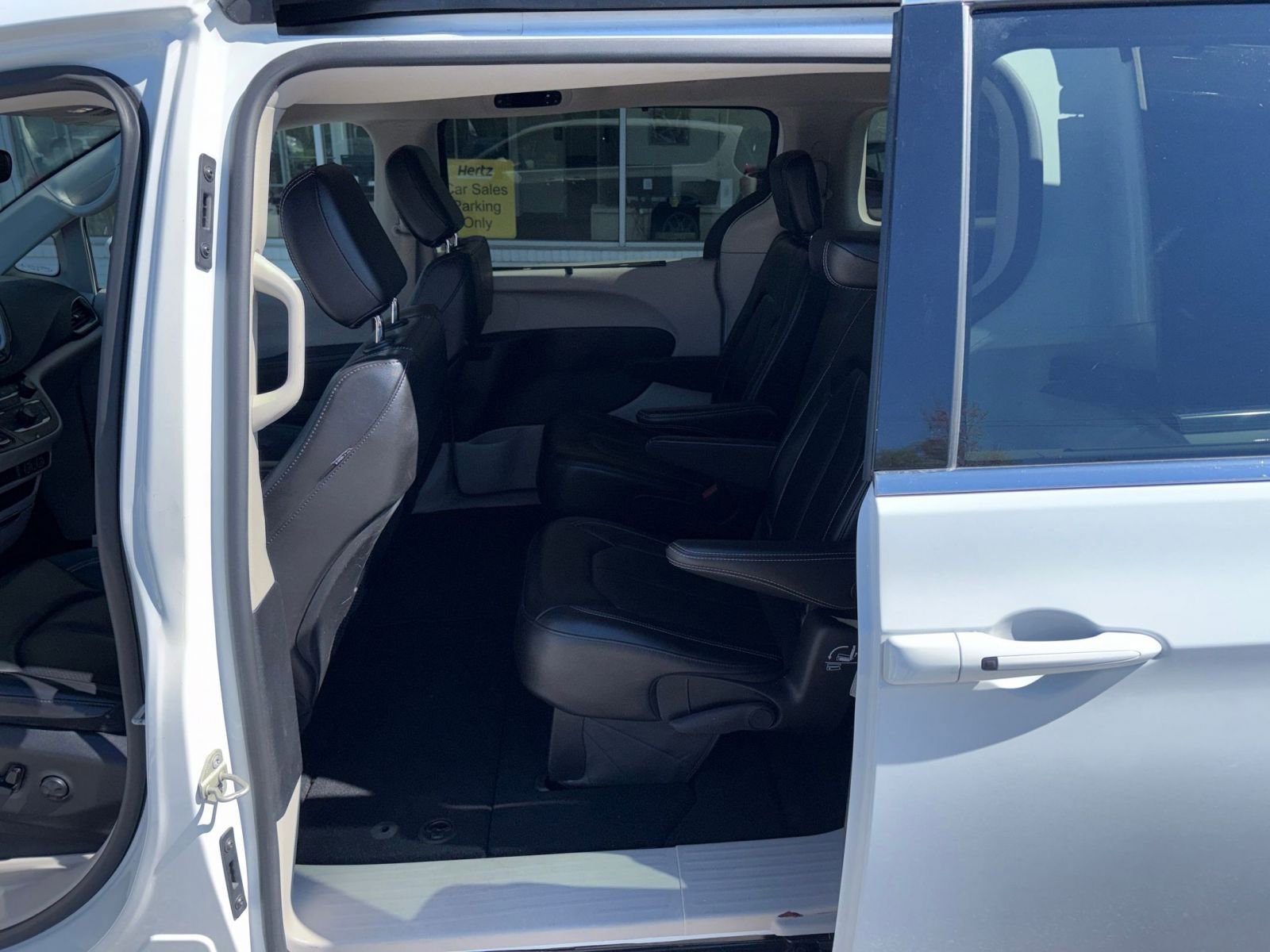 Used 2023 Chrysler Pacifica Touring-L image 27