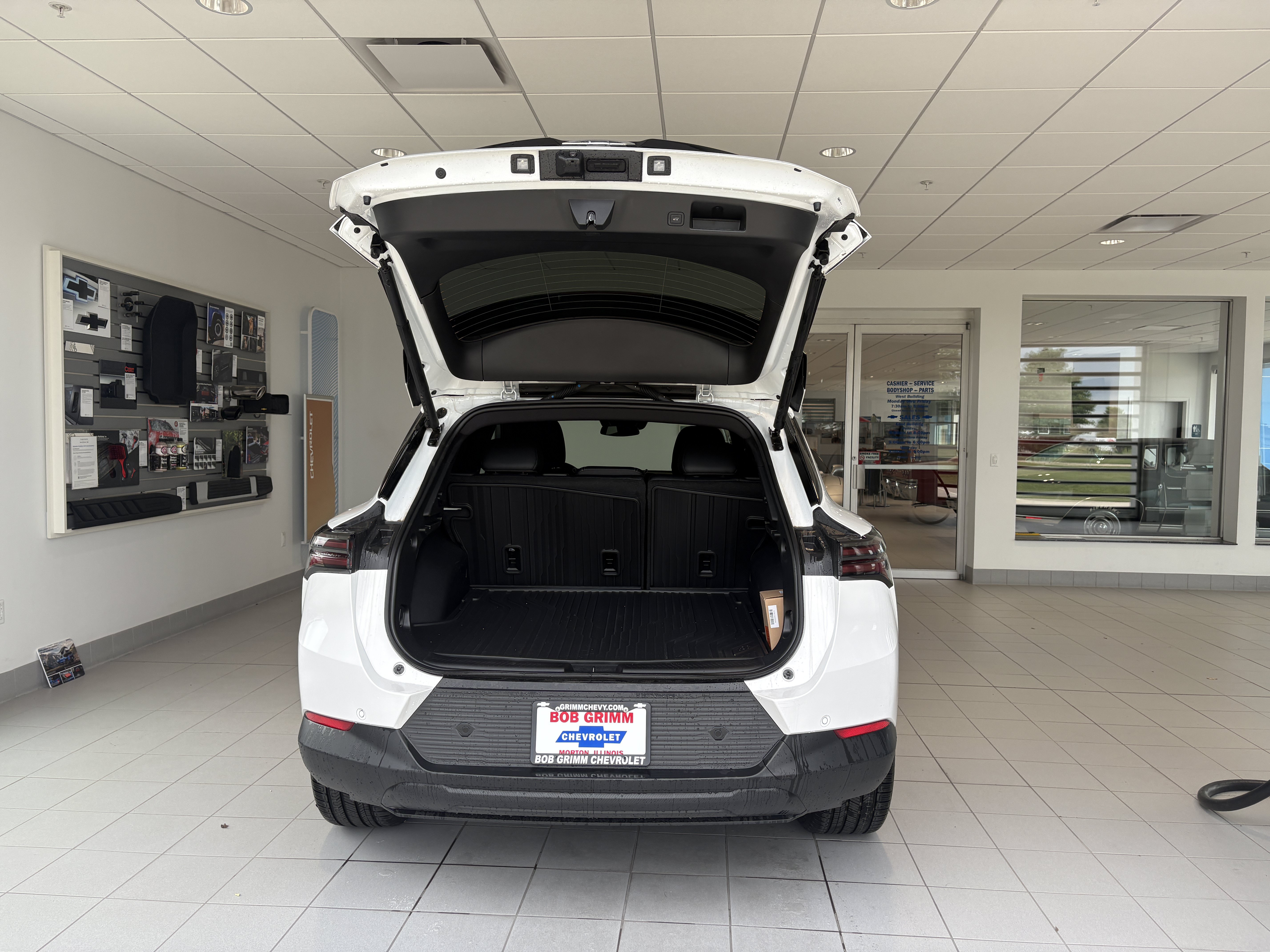 New 2026 Chevrolet Equinox EV LT w/ LPO, Blackout Package AWD/4WD image 9