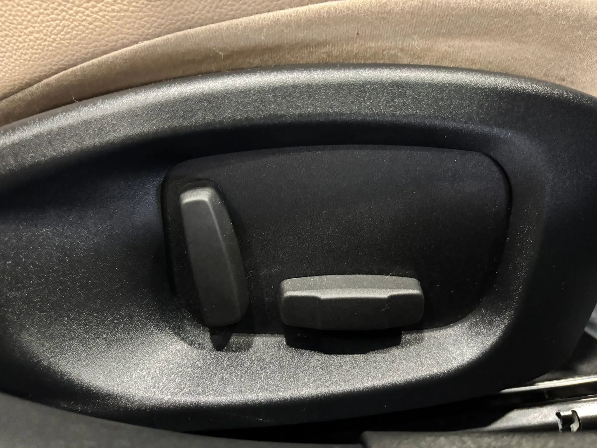 Used 2017 Jaguar XE Premium image 21