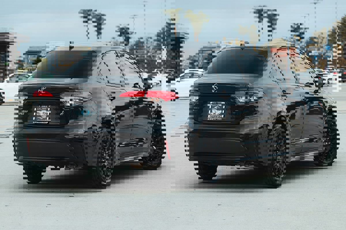 Used 2021 Toyota Corolla LE image 2